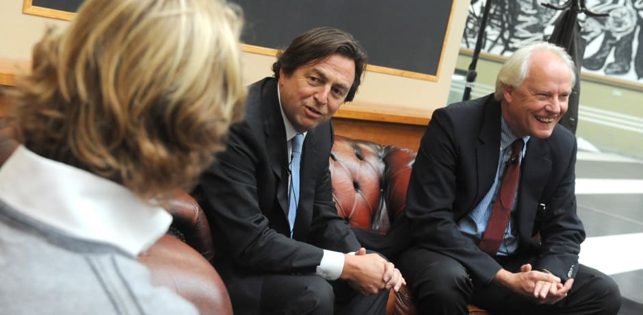 AkzoNobel-topman Hans Wijers (m) en hoogleraar Sweder van Wijnbergen (r) te gast bij Room for Discussion in 2010